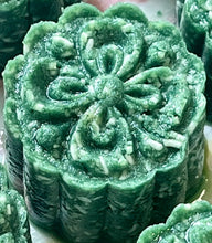 Load image into Gallery viewer, Spirulina and Coconut Milk Soothing Cleansing Bar

